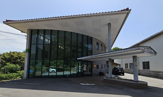 写真：森に囲まれた小さな社屋
