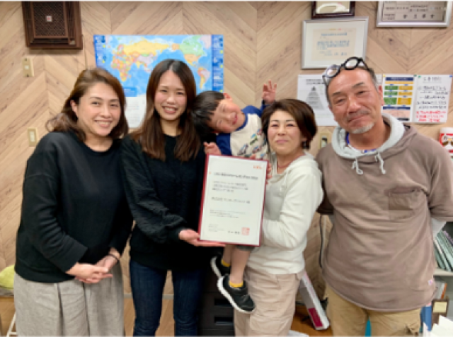 写真：スタッフ一同、お客様の幸せと満足を何よりも大切にをモットーに日々仕事に励んでいます。