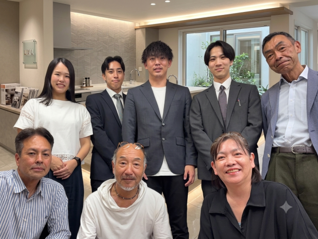 写真：スタッフ一同、お客様の幸せと満足を何よりも大切にをモットーに日々仕事に励んでいます。