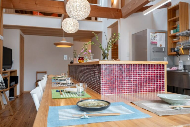 写真：ベネチアンガラスのモザイクタイルを貼ったキッチンカウンターがとても人気